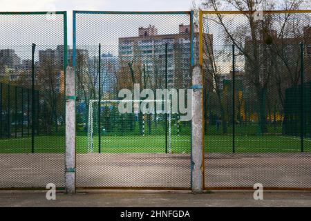 Campo sportivo dietro la rete nel centro della città Foto Stock