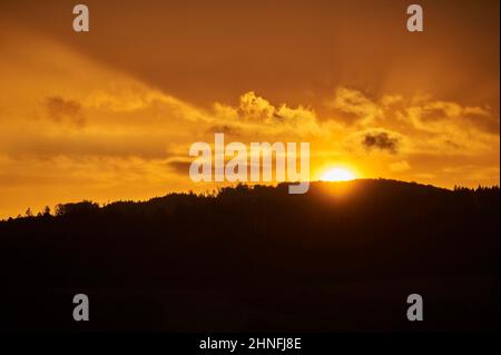 Tramonto sopra una piccola collina, Foresta Bavarese, Baviera, Germania Foto Stock