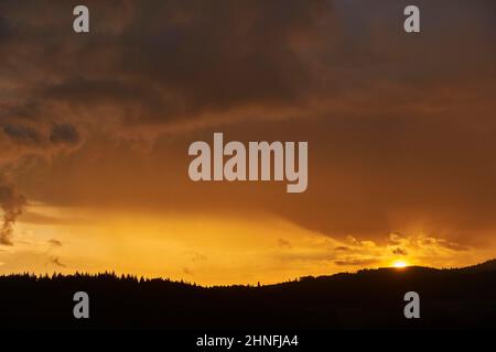 Tramonto sopra una piccola collina, Foresta Bavarese, Baviera, Germania Foto Stock