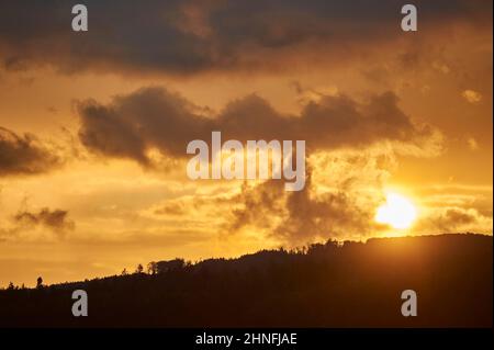 Tramonto sopra una piccola collina, Foresta Bavarese, Baviera, Germania Foto Stock