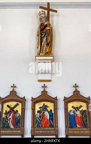 Figura della Vergine Maria e stazioni della Croce, Chiesa di Santo Stefano a Weitnau-Hellengerst, Allgaeu, Baviera, Germania Foto Stock