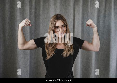 Dietro ogni donna attraente c'è un uomo forte Foto Stock