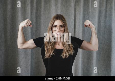 Dietro ogni donna attraente c'è un uomo forte Foto Stock