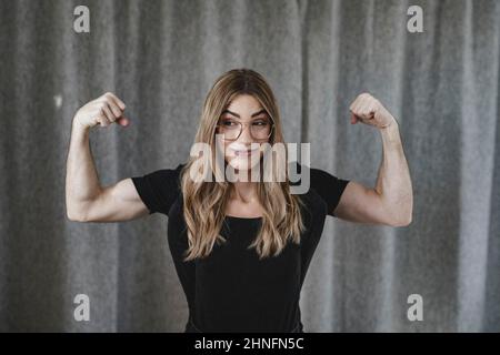 Dietro ogni donna attraente c'è un uomo forte Foto Stock