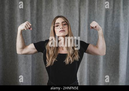 Dietro ogni donna attraente c'è un uomo forte Foto Stock