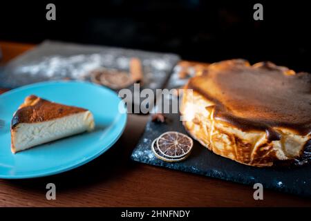 cheesecake basca di san sebastian con crostacei freschi e formaggio cremoso Foto Stock