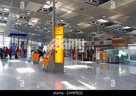 Sala partenze, bacheca, viaggiatori con bagagli, passeggeri, Lufthansa, aeroporto, Francoforte sul meno, Assia, Germania Foto Stock