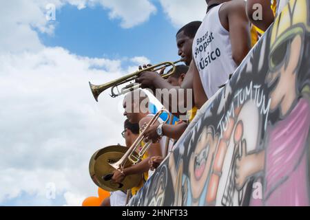 Musicisti che suonano strumenti a fiato contro un cielo blu. Città di Cachoeira, Bahia, Brasile. Foto Stock