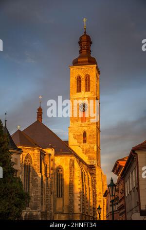 Chiesa di San Giacomo nel centro storico di Kutna Hora nella Repubblica Ceca, in Europa. Foto Stock