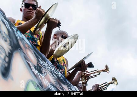 Musicisti che suonano strumenti a fiato contro un cielo blu. Città di Cachoeira, Bahia, Brasile. Foto Stock