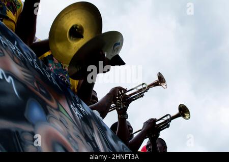 Musicisti che suonano strumenti a fiato contro un cielo blu. Città di Cachoeira, Bahia, Brasile. Foto Stock