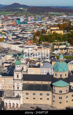 Vista dalla fortezza di Hohensalzburg, città con cattedrale di Salisburgo, Salisburgo, Salzburger Land, Austria Foto Stock