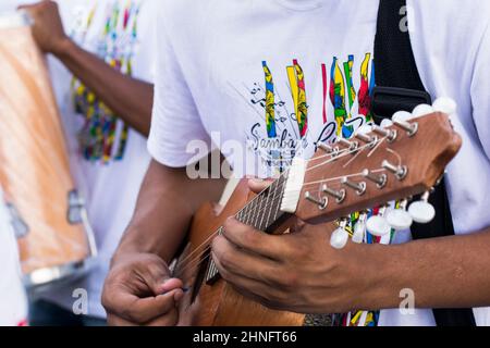 Un popolo che gioca a ukulele in un evento culturale nella città di Saubara, Bahia, Brasile. Foto Stock