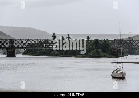 Vista dello storico ponte di ferro Domo Pedro II che collega le città di Cachoeira e Sao Felix in Foto Stock
