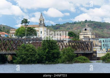 Vista dello storico ponte di ferro Domo Pedro II che collega le città di Cachoeira e Sao Felix in Foto Stock