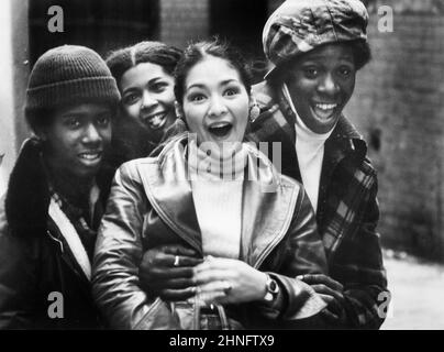 Kevin Hooks, Irene Cara, Wanda Velez, Leon Pinkney, sul set del film, 'Aaron Loves Angela', Columbia Pictures, 1975 Foto Stock