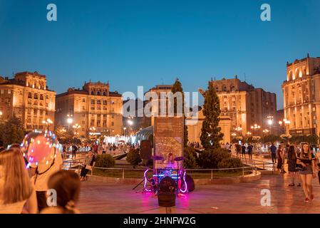 Piazza dell'Indipendenza nel centro della città di Kyiv con fontane di notte Foto Stock