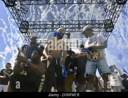 Los Angeles, Stati Uniti. 16th Feb 2022. I Rams di Los Angeles celebrano la loro vittoria del Super Bowl LVI durante una parata davanti al Los Angeles Coliseum di Los Angeles mercoledì 16 febbraio 2022. Foto di Jim Ruymen/UPI Credit: UPI/Alamy Live News Foto Stock