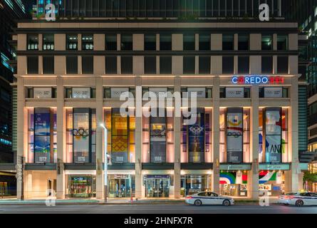 tokyo, giappone - agosto 10 2021: Facciata del grande magazzino giapponese coredo muromachi illuminata di notte con i precedenti poster olimpici durante il Foto Stock