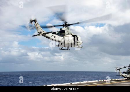 OCEANO PACIFICO (Feb 15, 2022) Un UH-1Y Huey, attaccato al Marine Medium Tiltrotor Squadron (VMM) 165 (rinforzato), 11th Marine Expeditionary Unit (MEU), decolla il ponte di volo della nave d'assalto anfibio di classe Wasp USS Essex (LHD 2), durante le operazioni di volo, 15 febbraio 2022. Marinai e marines dell'Essex Amphibious Ready Group (ARG) e del MEU 11th stanno conducendo operazioni di routine nella flotta USA 3rd. (STATI UNITI Foto Navy di Mass Communication Specialist 3rd Classe Isaak Martinez) Foto Stock