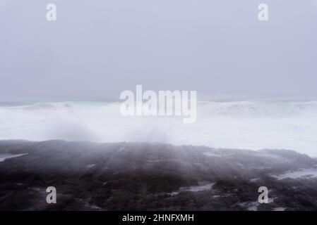 il paesaggio di un'onda si schianta contro la barriera corallina Foto Stock