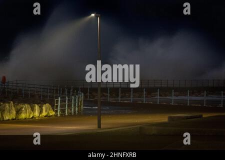 Morecambe, Lancashire, Regno Unito. 16th Feb 2022. Storm Dudley frusta le onde alte del Grosvenor Breakwater a High Tide Credit: PN News/Alamy Live News Foto Stock