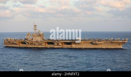 MAR DELLE FILIPPINE (Feb 16, 2022) il vettore aereo di classe Nimitz USS Abraham Lincoln (CVN 72), l'incrociatore missilistico guidato di classe Ticonderoga USS Mobile Bay (CG 53) e l'cacciatorpediniere missilistico guidato di classe Arleigh Burke USS Spruance (DDG 111) salgono in formazione con il cacciatorpediniere di classe Murasame JS-Hatazuma 105 e JD-Hatauma Hataze (TV [nave di addestramento] 3520) durante l'esercitazione Jungle Warfare 2022 (JWX 22). JWX 22 è un esercizio di formazione su larga scala incentrato sull'utilizzo delle capacità integrate di partner congiunti e alleati per rafforzare i premi di tutti i domini Foto Stock