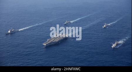 MAR DELLE FILIPPINE (Feb 16, 2022) il vettore aereo di classe Nimitz USS Abraham Lincoln (CVN 72), l'incrociatore missilistico guidato di classe Ticonderoga USS Mobile Bay (CG 53) e l'cacciatorpediniere missilistico guidato di classe Arleigh Burke USS Spruance (DDG 111) salgono in formazione con il cacciatorpediniere di classe Murasame JS-Hatazuma 105 e JD-Hatauma Hataze (TV [nave di addestramento] 3520) durante l'esercitazione Jungle Warfare 2022 (JWX 22). JWX 22 è un esercizio di formazione su larga scala incentrato sull'utilizzo delle capacità integrate di partner congiunti e alleati per rafforzare i premi di tutti i domini Foto Stock