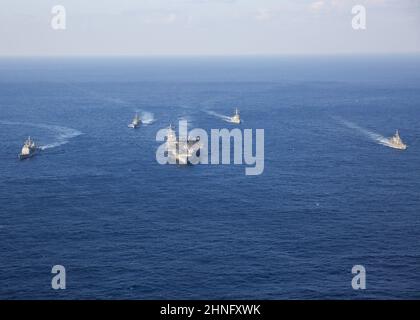 MAR DELLE FILIPPINE (Feb 16, 2022) il vettore aereo di classe Nimitz USS Abraham Lincoln (CVN 72), l'incrociatore missilistico guidato di classe Ticonderoga USS Mobile Bay (CG 53) e l'cacciatorpediniere missilistico guidato di classe Arleigh Burke USS Spruance (DDG 111) salgono in formazione con il cacciatorpediniere di classe Murasame JS-Hatazuma 105 e JD-Hatauma Hataze (TV [nave di addestramento] 3520) durante l'esercitazione Jungle Warfare 2022 (JWX 22). JWX 22 è un esercizio di formazione su larga scala incentrato sull'utilizzo delle capacità integrate di partner congiunti e alleati per rafforzare i premi di tutti i domini Foto Stock