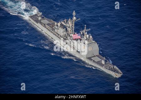 MAR DELLE FILIPPINE (Feb 16, 2022) il vettore aereo di classe Nimitz USS Abraham Lincoln (CVN 72), l'incrociatore missilistico guidato di classe Ticonderoga USS Mobile Bay (CG 53) e l'cacciatorpediniere missilistico guidato di classe Arleigh Burke USS Spruance (DDG 111) salgono in formazione con il cacciatorpediniere di classe Murasame JS-Hatazuma 105 e JD-Hatauma Hataze (TV [nave di addestramento] 3520) durante l'esercitazione Jungle Warfare 2022 (JWX 22). JWX 22 è un esercizio di formazione su larga scala incentrato sull'utilizzo delle capacità integrate di partner congiunti e alleati per rafforzare i premi di tutti i domini Foto Stock