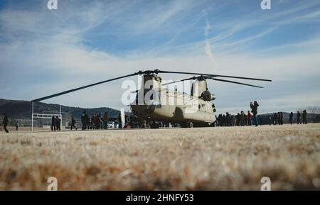 Un elicottero Chinook della Guardia Nazionale del Nevada CH-47 siede su un campo alla High School delle Valli Nord a Reno, Never., 9 febbraio 2022. L'Esercito del Nevada e la Guardia Nazionale dell'aria hanno fornito esposizioni statiche per una giornata di carriera in linea con il Gen. Ondra Berry, l'Adjutant Generale del Nevada, priorità di essere coinvolto nella comunità locale. (STATI UNITI Air National Guard foto di Airman First Class Thomas Cox) Foto Stock