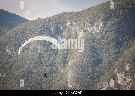 Foto di parapendio volare in aria con un'ala bianca. Il parapendio è lo sport di avventura ricreativo e competitivo dei parapendio volanti: Ligh Foto Stock