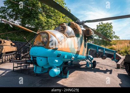MIL mi-24 Grande nave da sparo e elicottero attacco al museo Foto Stock