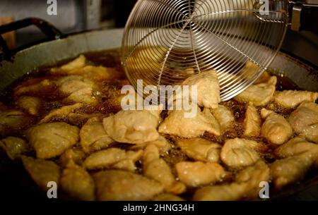 Bangkok, Tailandia. 15th Feb 2022. Un primo piano di samosas di verdure fritte in Little India, Phahurat Market nel centro di Bangkok. L'area e' a 5 minuti a piedi da Chinatown di Bangkok e vanta l'economia di una grande comunita' Sikh nordoccidentale. Credit: SOPA Images Limited/Alamy Live News Foto Stock