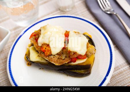 Melanzana con pomodoro, carne macinata e formaggio Foto Stock