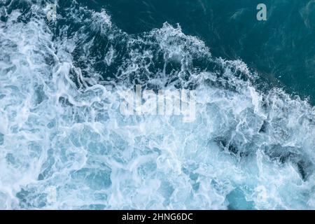 Vista dall'alto delle onde nel mare. Foto Stock