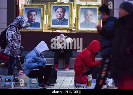 I clienti si allineano prima dell'alba per acquistare Bing DWEN DWEN. Tutti i giorni dall'apertura delle Olimpiadi invernali di Pechino, le persone si sono schierate fuori dal negozio autorizzato sulla via Wangfujing di Pechino per acquistare giocattoli con la mascotte dei giochi, Bing DWEN DWEN, che sono diventati un oggetto ricercato in Cina. Foto Stock