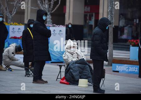 I clienti si allineano prima dell'alba per acquistare Bing DWEN DWEN. Tutti i giorni dall'apertura delle Olimpiadi invernali di Pechino, le persone si sono schierate fuori dal negozio autorizzato sulla via Wangfujing di Pechino per acquistare giocattoli con la mascotte dei giochi, Bing DWEN DWEN, che sono diventati un oggetto ricercato in Cina. Foto Stock