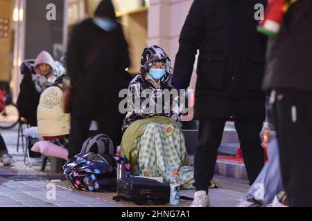 Pechino, Cina. 12th Feb 2022. I clienti si sono schierati prima dell'alba per acquistare Bing DWEN DWEN.ogni giorno dall'apertura delle Olimpiadi invernali di Pechino, le persone si sono schierate fuori dal negozio autorizzato sulla via Wangfujing di Pechino per acquistare giocattoli con la mascotte dei giochi, Bing DWEN DWEN, che sono diventati un oggetto ricercato in Cina. (Credit Image: © Sheldon Cooper/SOPA Images via ZUMA Press Wire) Foto Stock