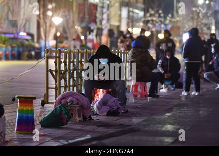 Pechino, Cina. 12th Feb 2022. I clienti si sono schierati prima dell'alba per acquistare Bing DWEN DWEN.ogni giorno dall'apertura delle Olimpiadi invernali di Pechino, le persone si sono schierate fuori dal negozio autorizzato sulla via Wangfujing di Pechino per acquistare giocattoli con la mascotte dei giochi, Bing DWEN DWEN, che sono diventati un oggetto ricercato in Cina. (Credit Image: © Sheldon Cooper/SOPA Images via ZUMA Press Wire) Foto Stock