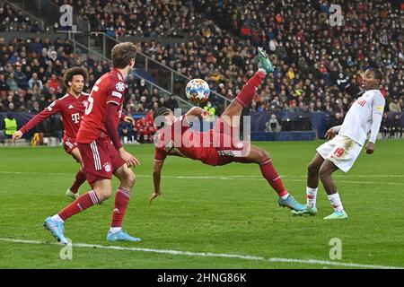 Goalchance Serge GNABRY (FC Bayern Monaco), calcio d'testa, azione, scena nella zona di rigore. Campionato dei campioni di calcio/turno del 16 RB Salzburg - FC Bayern Monaco di Baviera 1-1 il 16th febbraio 2022, Red Bull Arena Salzburg, Foto Stock