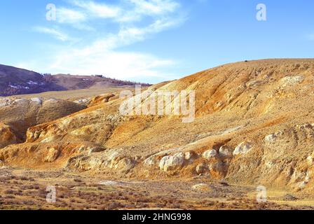 Marte nei Monti Altai. Il pendio della valle del fiume con l'esposizione di argille colorate e di pietre argillose sotto il cielo blu è un attra geologico Foto Stock