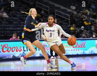 Chicago, Illinois, Stati Uniti. 16th Feb 2022. DePaul Blue Demons guardia Deja Church (3) guida al basket durante la grande conferenza NCAA partita di basket est tra DePaul vs Marquette presso la Winfrust Area di Chicago, Illinois. Dean Reid/CSM/Alamy Live News Foto Stock