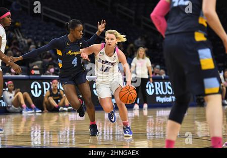 Chicago, Illinois, Stati Uniti. 16th Feb 2022. DePaul Blue Demons Guard Lexi ha tenuto (10) unità al basket durante la grande conferenza NCAA partita di basket est tra DePaul vs Marquette presso la Wintrust Area di Chicago, Illinois. Dean Reid/CSM/Alamy Live News Foto Stock