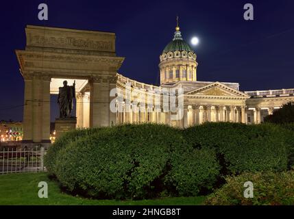 San Pietroburgo, Russia, 09.01.2020. Cattedrale di Kazan di notte. La facciata è illuminata da luci, un colonnato con una cupola centrale contro la notte Foto Stock