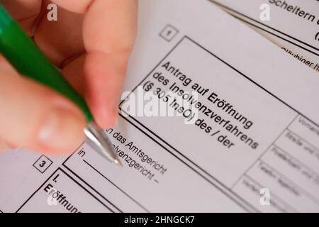 Berlino, Germania. 16th Feb 2022. Una persona compila una domanda di apertura di una procedura d'insolvenza. Credit: dpa/dpa-Zentralbild/dpa/Alamy Live News Foto Stock