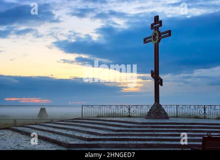 Memorial Cross all'alba. Il luogo dell'ultima battaglia dei cosacchi russi con Khan Kuchum nel 1598. Regione di Novosibirsk, Siberia, Russia, 2018 Foto Stock