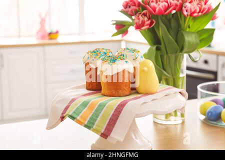 Stand con dolci di Pasqua e decorazioni sul banco in cucina, primo piano Foto Stock