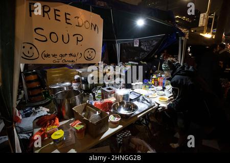 Ottawa, Canada. 16 Feb 2022. Una cucina improvvisata in funzione a Wellington Street direttamente di fronte al Parlamento per alimentare coloro che protestano contro i mandati sui vaccini. La foto è stata scattata la sera del 20th giorno dell'occupazione del centro di Ottawa da parte dei manifestanti. Credito: Sean Burges / Foto Stock