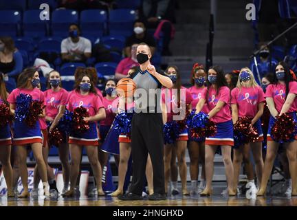 Chicago, Illinois, Stati Uniti. 16th Feb 2022. Ufficiale pronto per la palla da inbounded durante la partita di pallacanestro NCAA Big East Conference tra DePaul e Marquette presso la Wintrust Area di Chicago, Illinois. Dean Reid/CSM/Alamy Live News Foto Stock